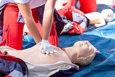 BLS (Basic Life Support) ist ein Training, bei dem man in regelmäßigen Abständen die Reanimation an Simulationspuppen übt