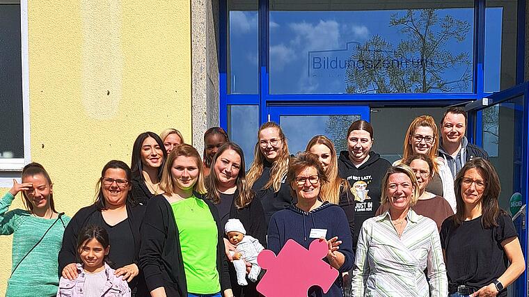 Anja Georg, Lehrerin am Bildungszentrum Düren, mit Azubis