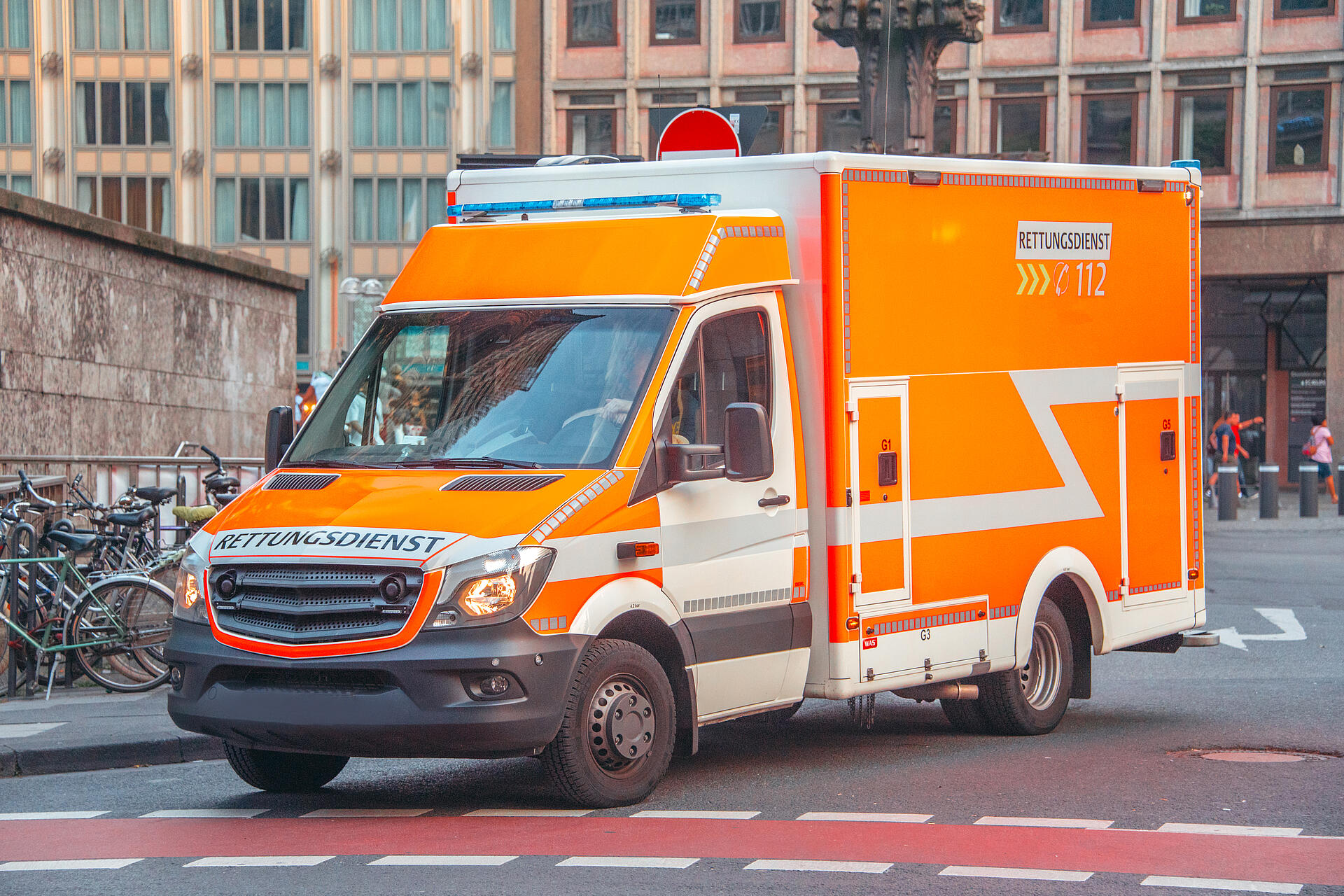 Wagen des Rettungsdienstes fährt auf der Straße