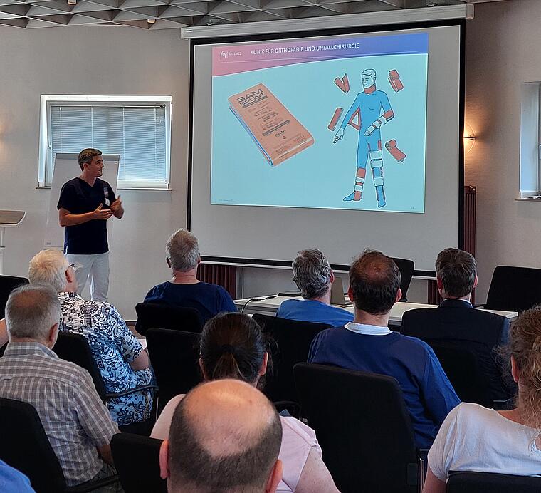 Chefarzt der Orthopädie und Unfallchirurgie Priv.-Doz. Dr. Dienstknecht